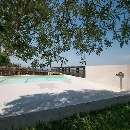 Casas Da Gralha Bed and Breakfast