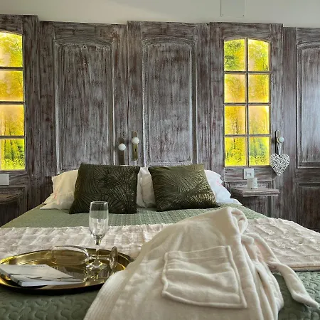 Casas Da Gralha Bed and Breakfast