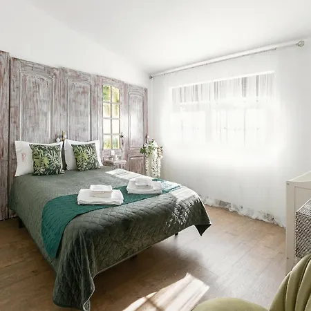 Casas Da Gralha Bed and Breakfast