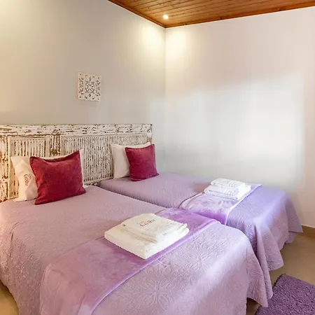 Casas Da Gralha Bed and Breakfast