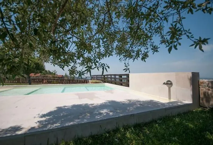 Casas Da Gralha Bed & Breakfast